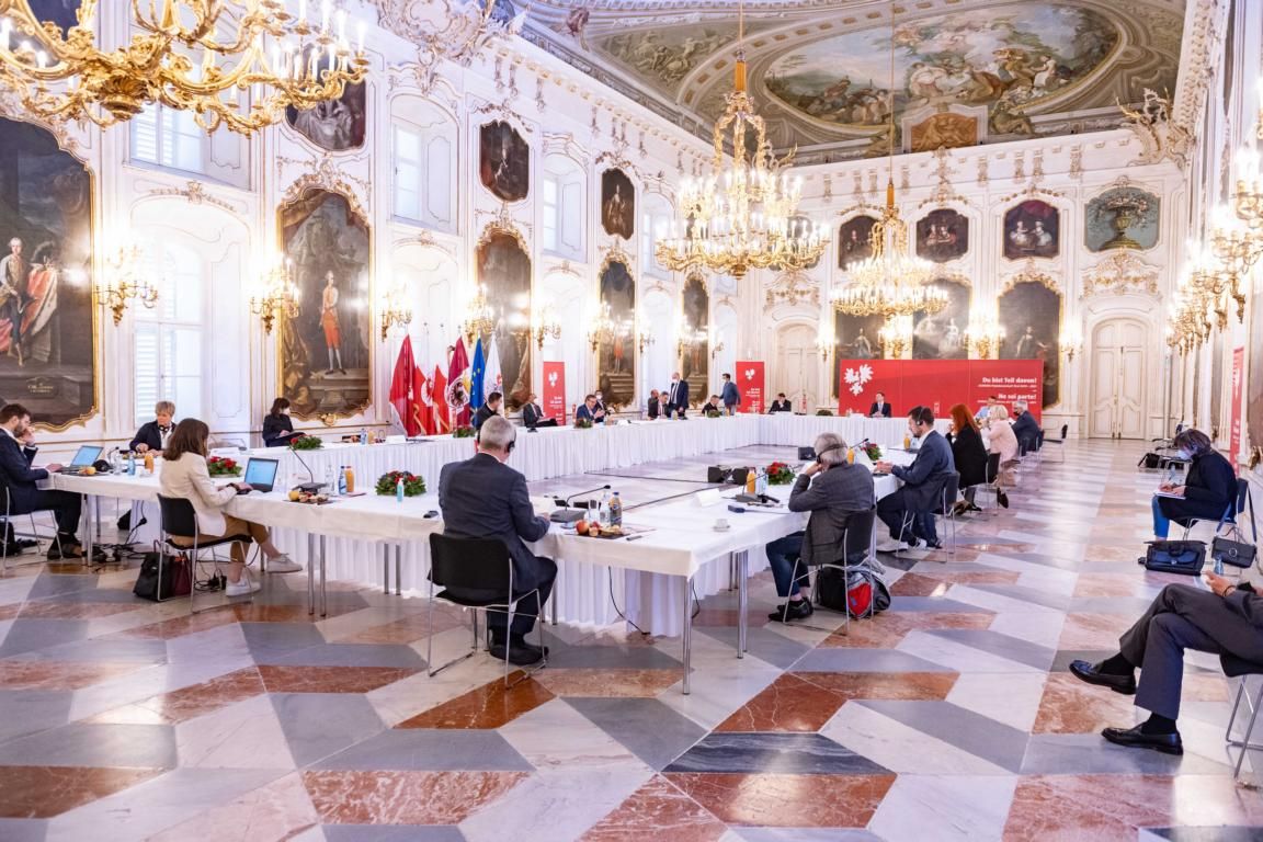 EVTZ-Vorstandssitzung im Riesensaal in der Innsbrucker Hofburg. Foto: Land Tirol/G.Berger