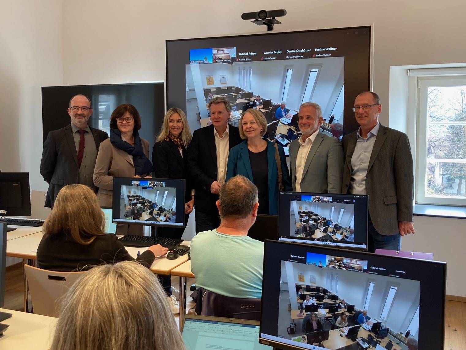 Alle TeilnehmerInnen, die n&auml;her an Lienz wohnen, nutzen das Ausbildungsangebot im Bildungshaus Osttirol. Hier ist man online mit TeilnehmerInnen und Kursleiter in Spittal verbunden. Foto: Stangl