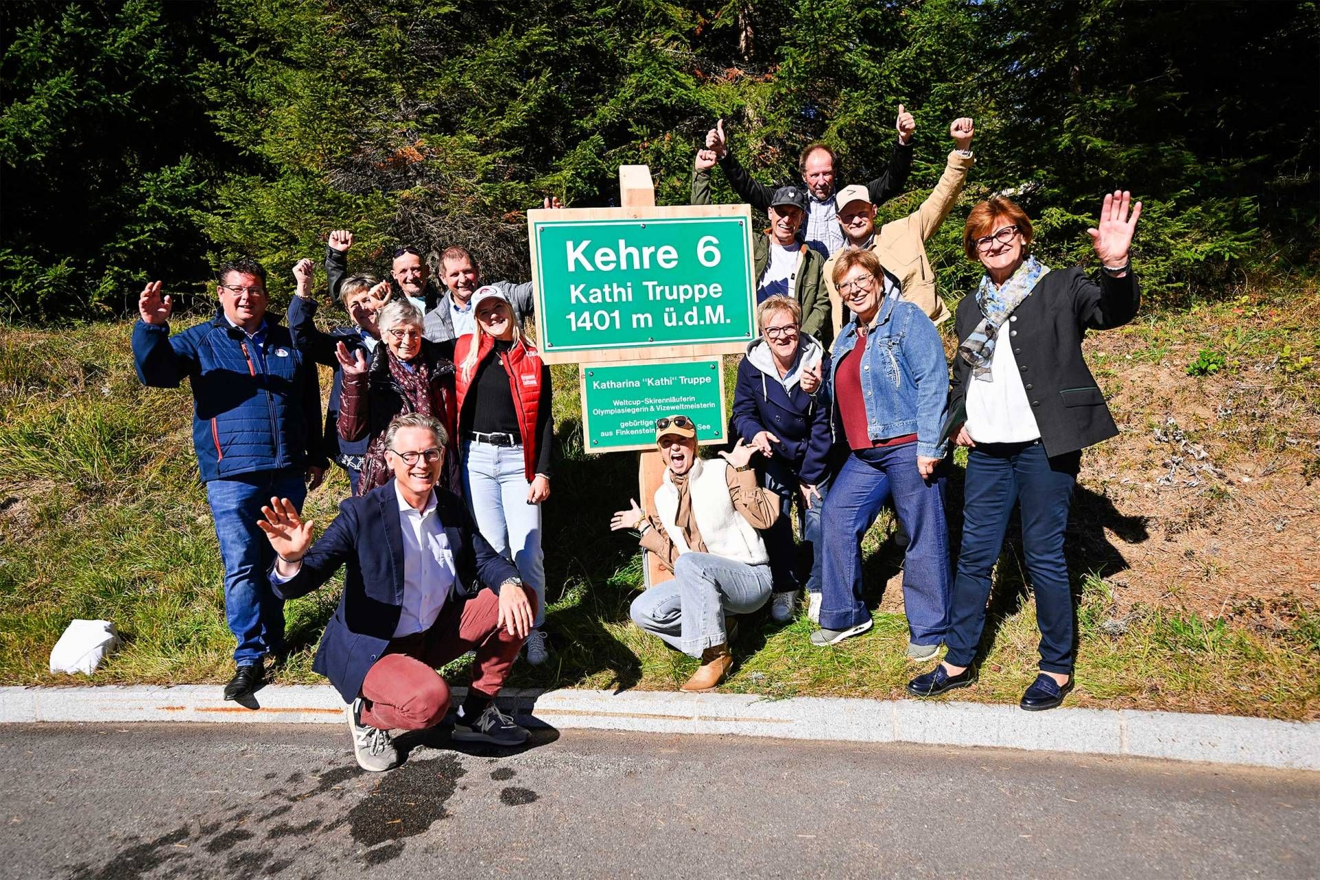 Gro&szlig;e Freude der Familie und Freunde von Kathi Truppe &uuml;ber die neue Kehrentafel 6 - Christian Pober (Tourismus-Stadtrat Stadt Villach), Johannes H&ouml;rl (Gesch&auml;ftsf&uuml;hrer Villacher Alpenstra&szlig;en GmbH), Katharina &bdquo;Kathi&ldquo; Truppe (Weltcup-Skirennl&auml;uferin, Olympiasiegerin und Vizeweltmeisterin) und Gerlinde Bauer-Urschitz (Gemeindevorst&auml;ndin Finkenstein am Faaker See)