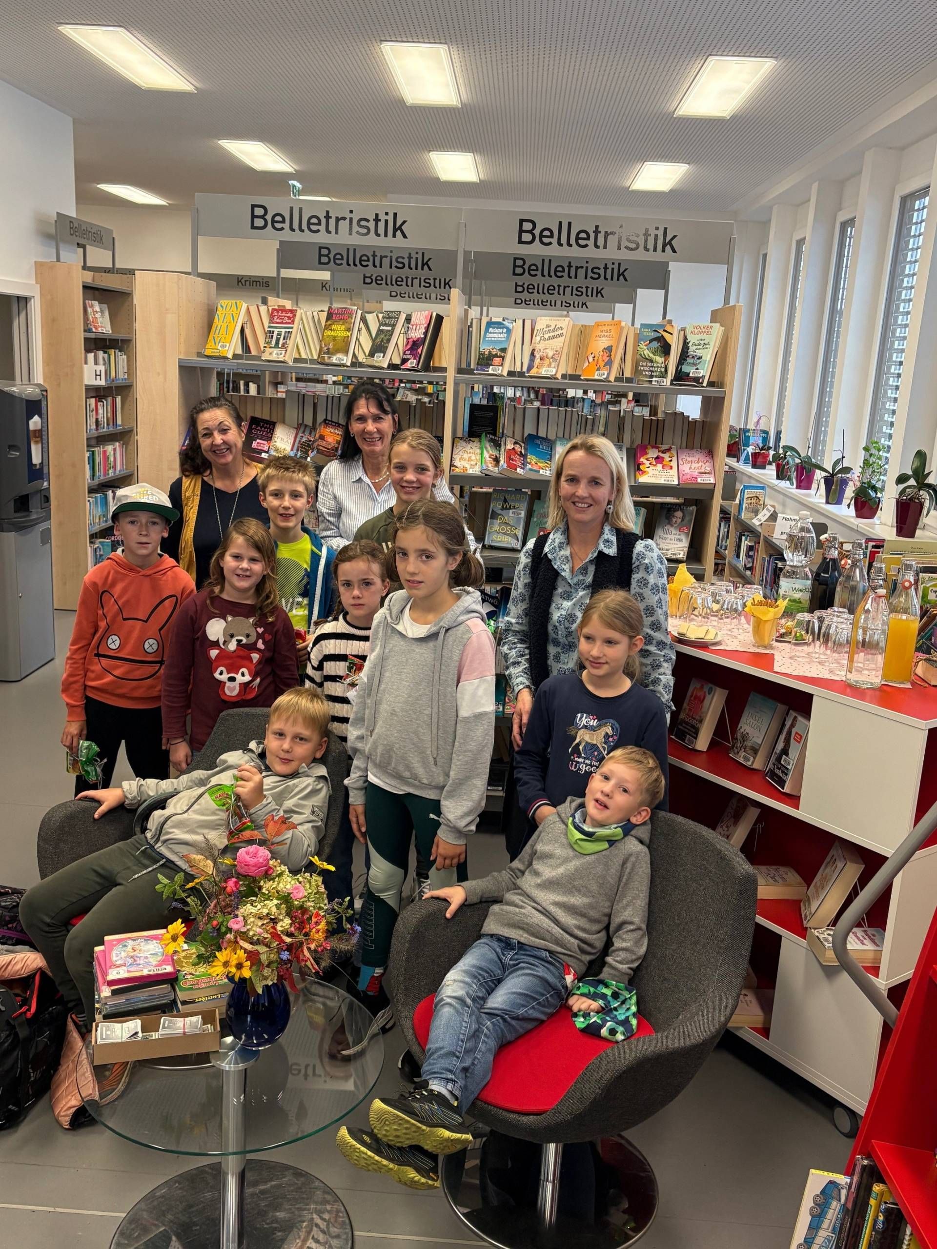 Das Team der Stadtb&uuml;cherei Spittal Leiterin Astrid Arztmann, Sabine Lobnig und Corinna Steinacher (hinten v. l.) mit einigen der Gewinner der heurigen Lesepass-Aktion. Fotos: Stadtb&uuml;cherei Spittal.