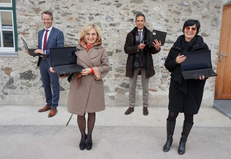 Versicherung spendet Laptops f&uuml;r Lienzer Schule 