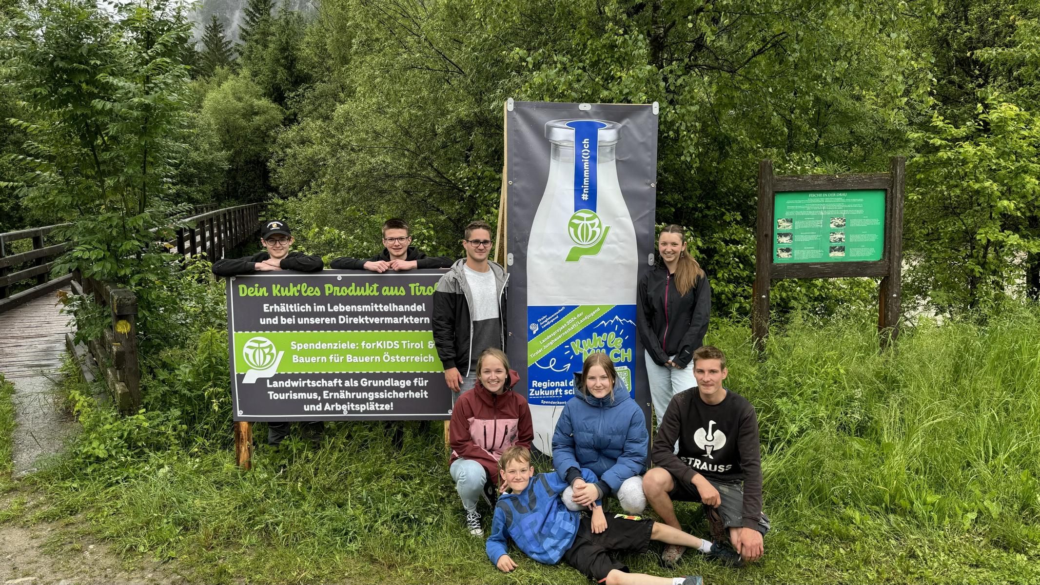 Die JBLJ Leisach bei ihren Infotafeln in Leisach. Foto: JBLJ Osttirol