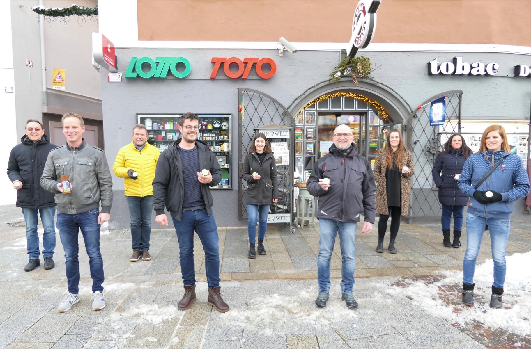 v.l.n.r: Helmut Semrajc (Trafik Lienz), Bgm. Georg Rainer (Obmann AWVO), Franz Bergmann (Trafik Au&szlig;ervillgraten), Lucas Dobnig (Trafik Lienz), Laura Kumpf (AWVO), Gerhard Lusser (Umweltberater AWVO), Andrea Gatterer (Trafik Debant), Andrea Tscholl (Trafik