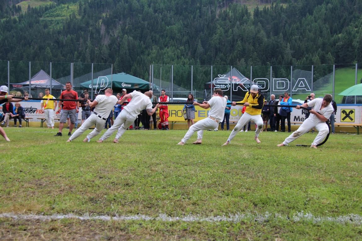 Vier Mannschaften legten sich anschlie&szlig;end noch beim Strickziehen ins Zeug. Das Team &bdquo;Osttiroler Ranggler&ldquo; konnte sich mit 3 Siegen durchsetzen