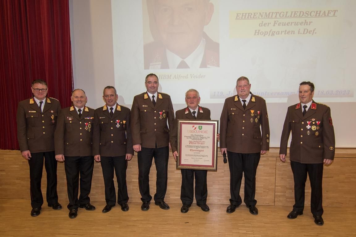 Die h&ouml;chste Auszeichnung der Feuerwehr Hopfgarten f&uuml;r ihren verdienten, langj&auml;hrigen Funktion&auml;r und Zugskommandanten Hauptbrandmeister Alfred Veider v.l. Abschnittskommandant DI (FH) Michael K&ouml;ll, Bezirksfeuerwehrinspektor Franz Brunner, Landesfeuerwehrko
