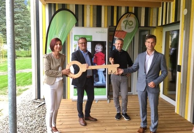 Schl&uuml;ssel&uuml;bergabe im SOS-Kinderdorf