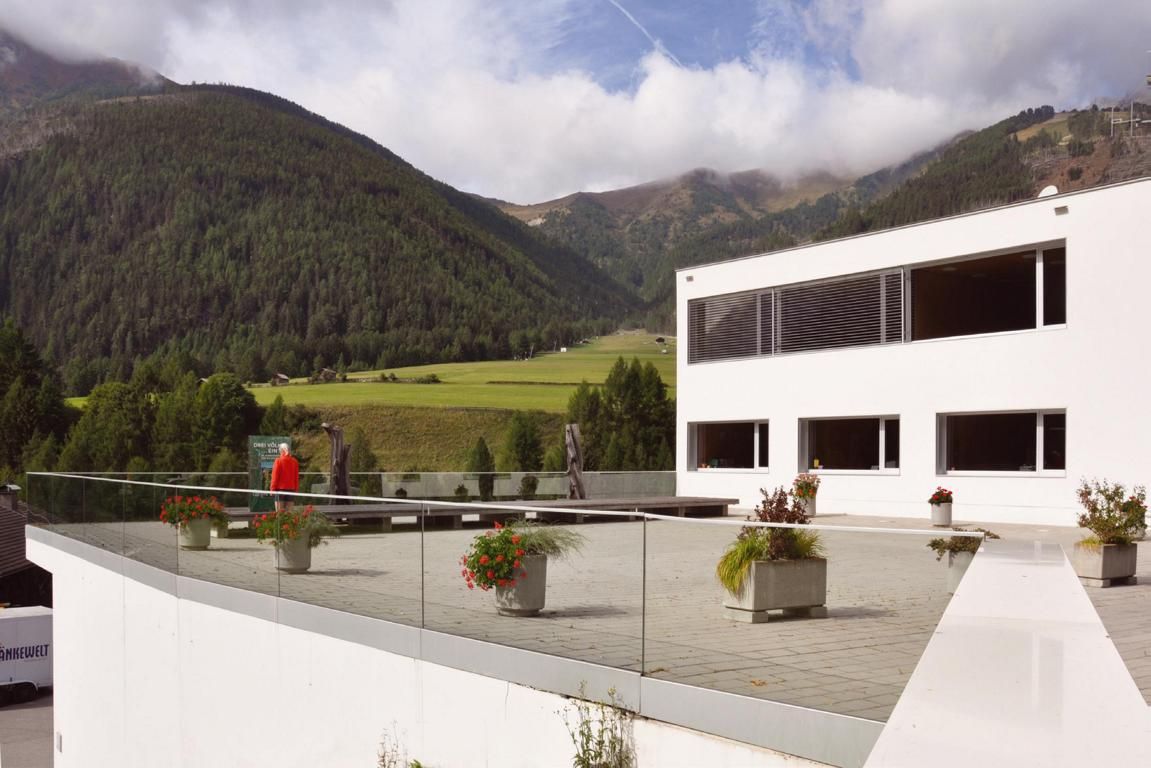 Platzgestaltung beim Gemeindezentrum in Kals am Gro&szlig;glockner.  &copy; Land Tirol/Hofer
