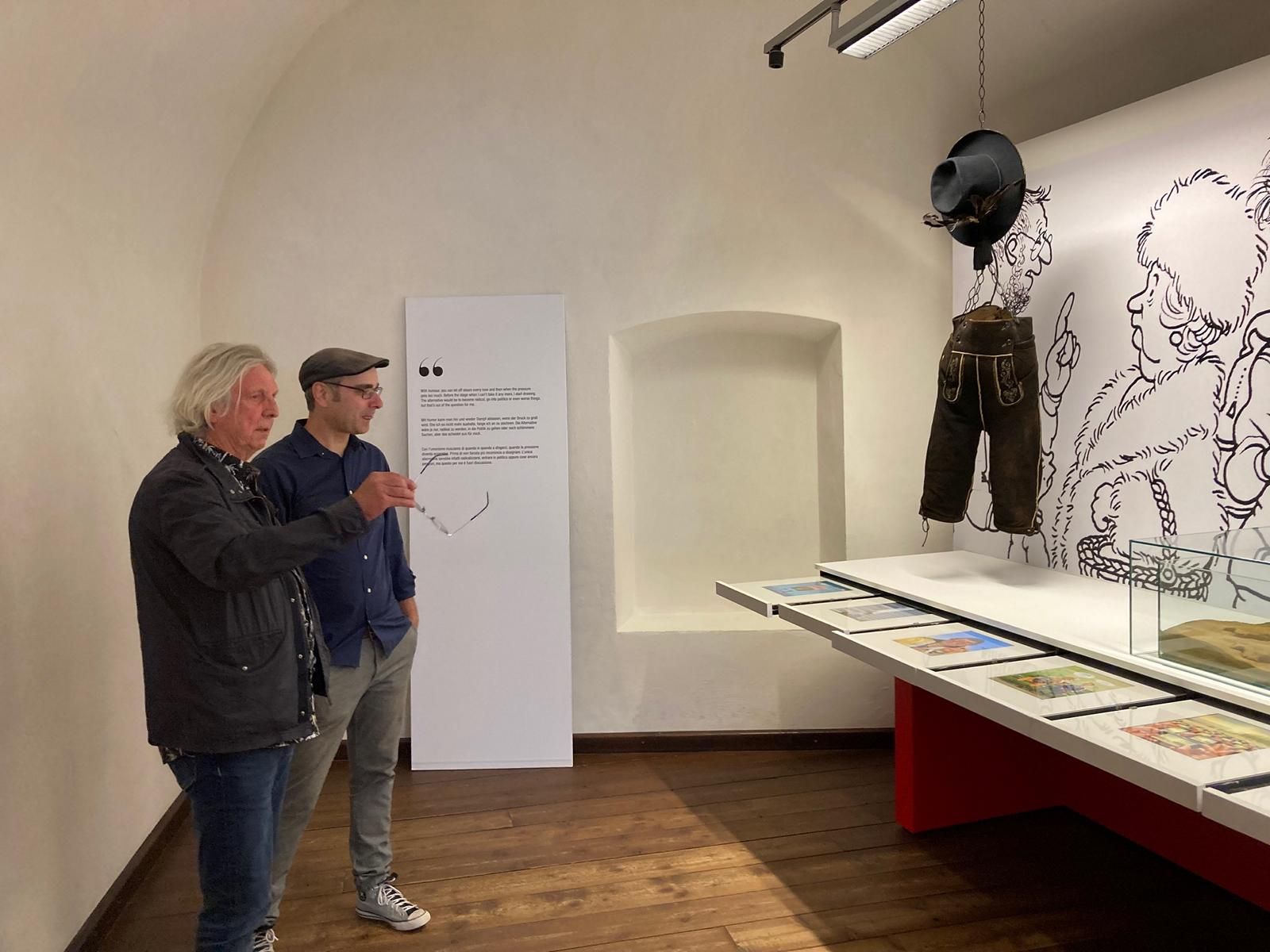 Gerhard Haderer freut sich beim ersten Rundgang mit Museumsleiter Stefan Weis &uuml;ber die gelungene Pr&auml;sentation. Fotos: Stangl