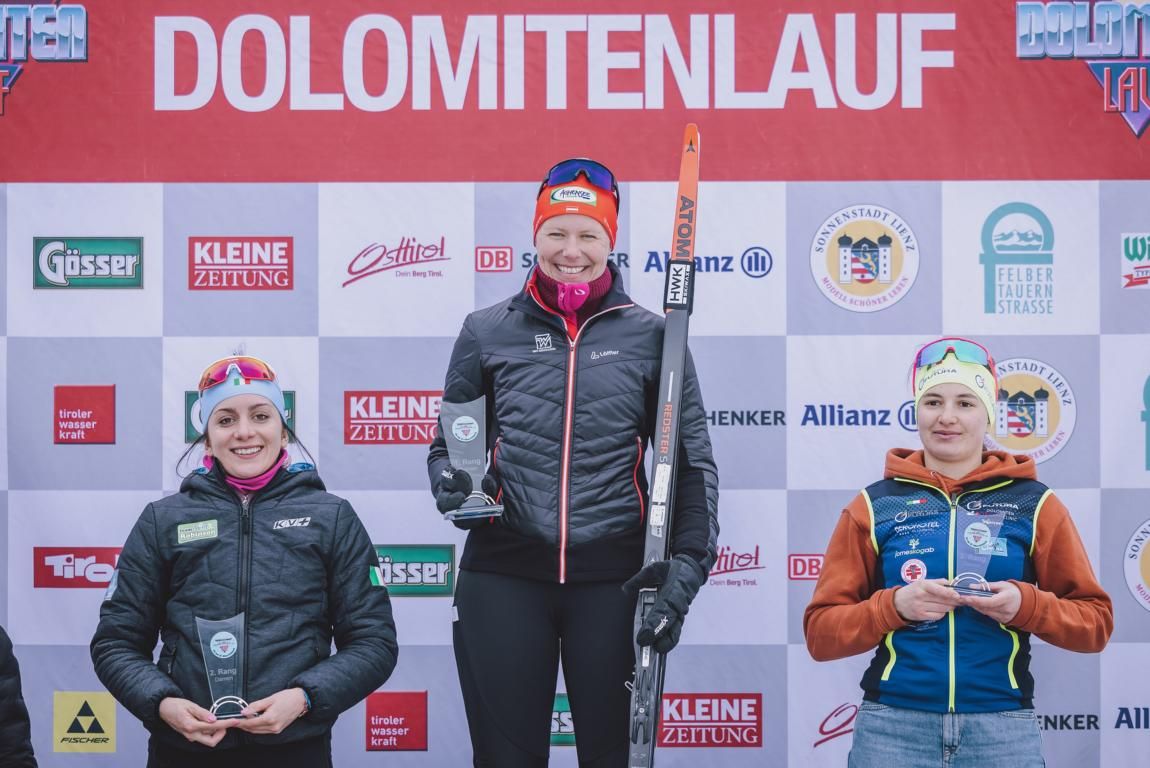 Das Damen-Siegerpodest &uuml;ber 20 km Classic. Foto: Expa Pictures