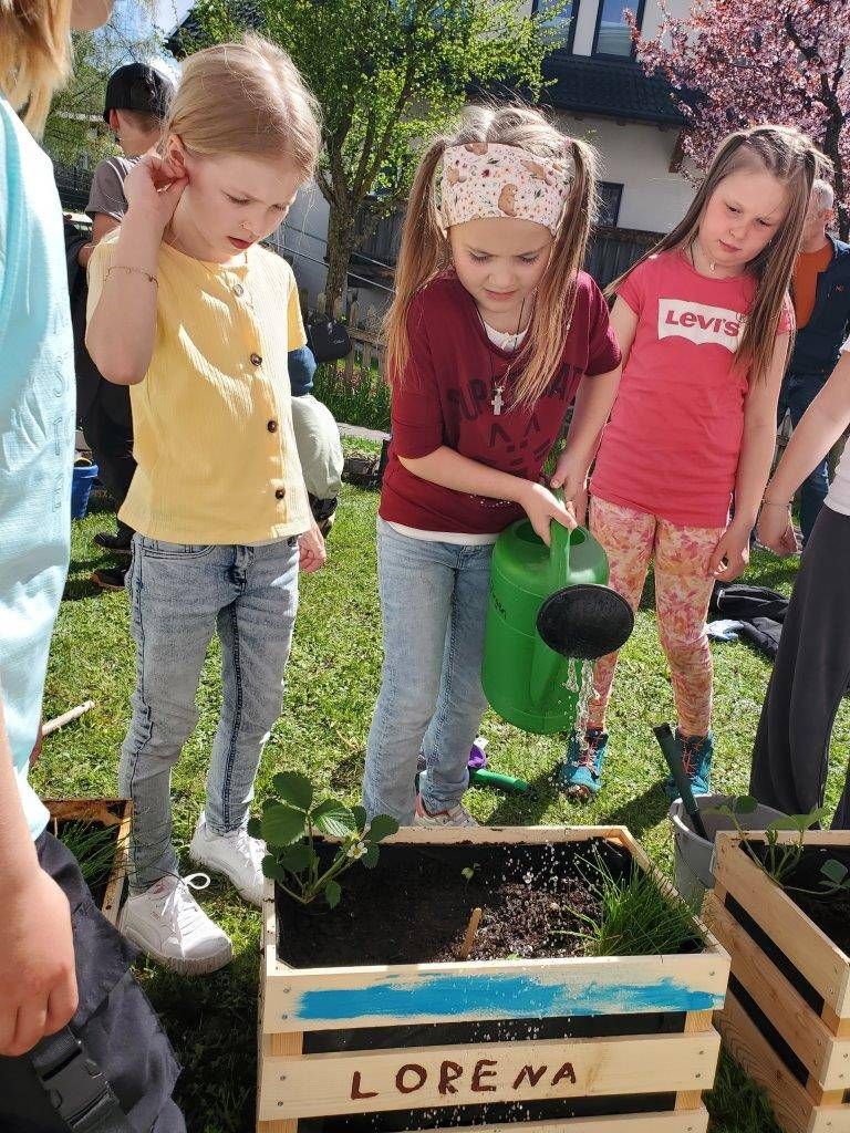 Der kleine Garten braucht auch Wasser und Pflege. Foto: Gemeinde Virgen