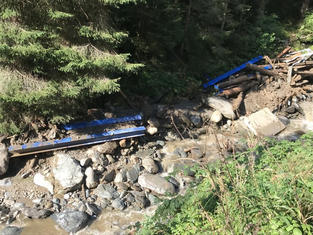 Die Stahltr&auml;ger der Br&uuml;cke im Bachbett. Foto: Land Tirol/BBA Lienz