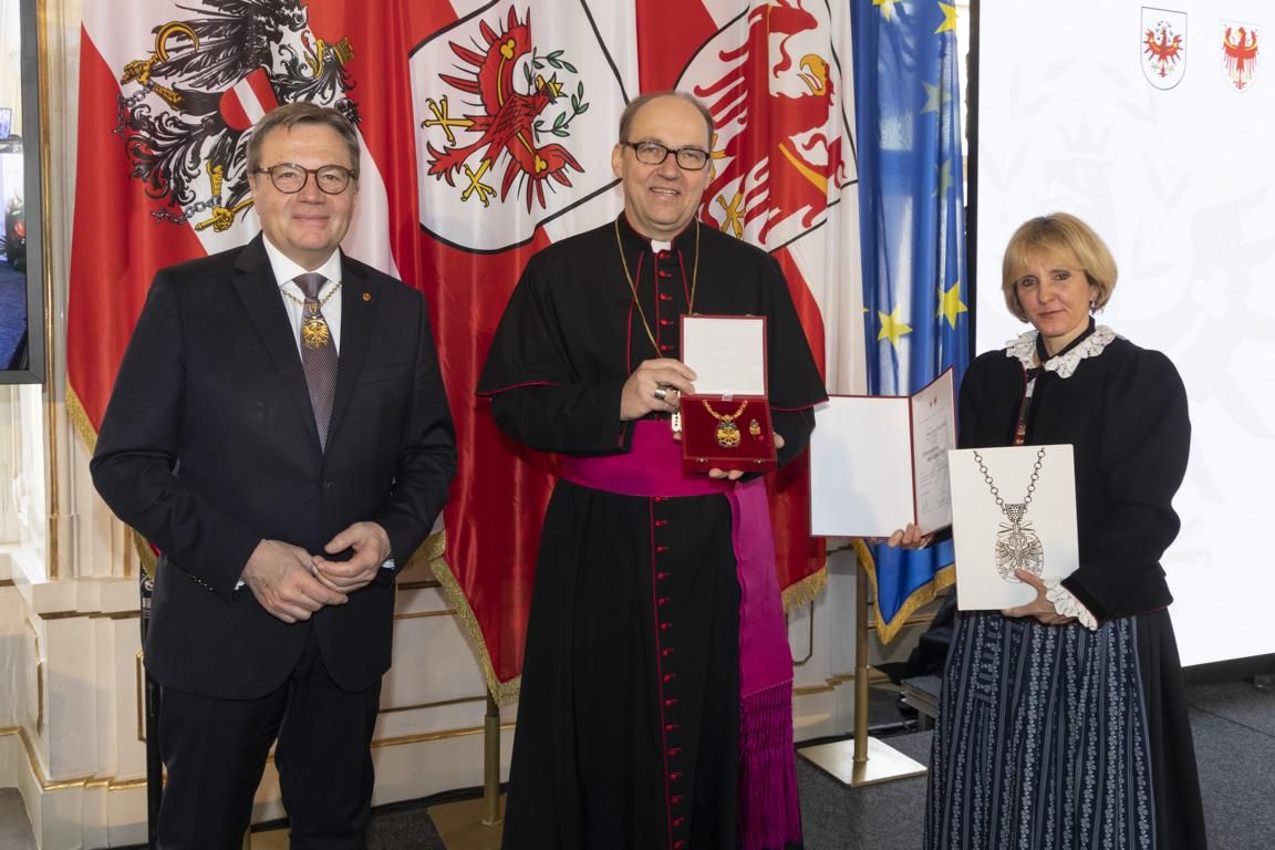Ehrung f&uuml;r Bischof Hermann Glettler, Foto: Land Tirol/Die Fotografen