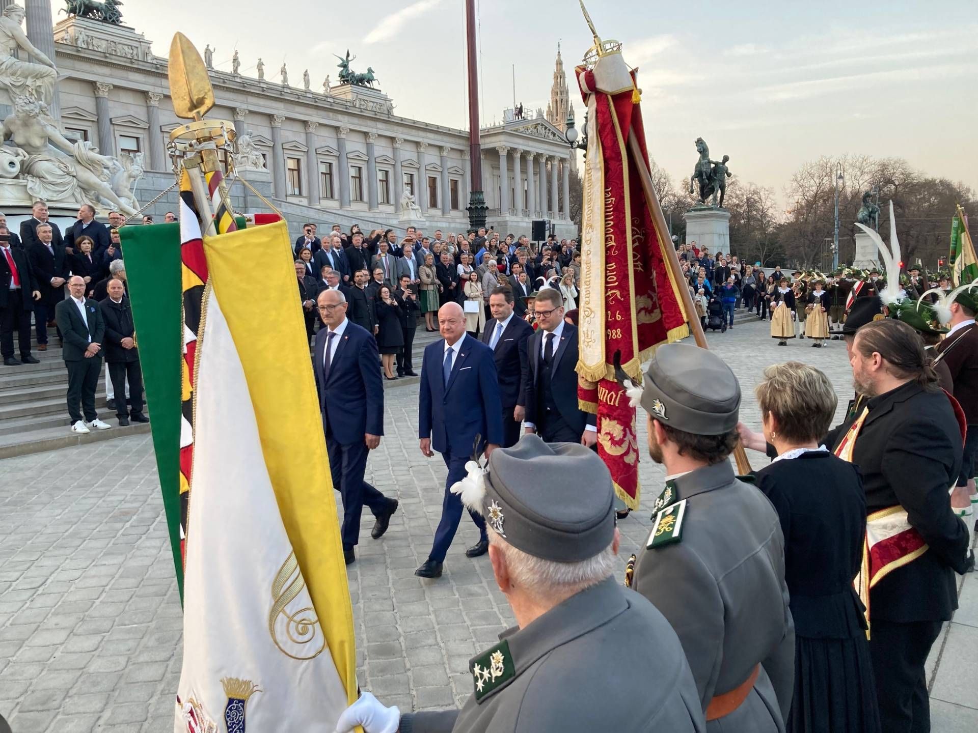 Landes&uuml;blicher Empfang mit Abschreiten der Ehrenfront. Foto: Stangl