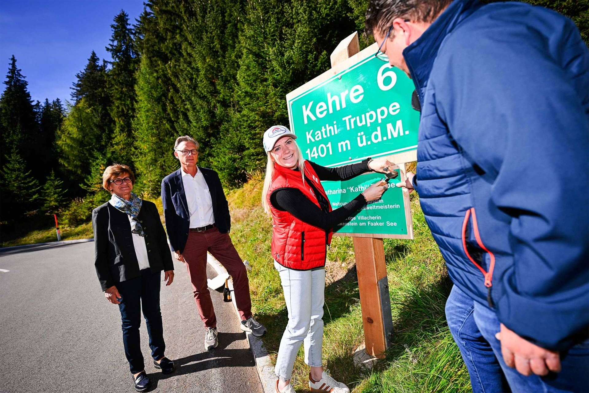 Villacher Alpenstra&szlig;e w&uuml;rdigt erfolgreiche Skirennl&auml;uferin - Gerlinde Bauer-Urschitz (Gemeindevorst&auml;ndin Finkenstein am Faaker See), Johannes H&ouml;rl (Gesch&auml;ftsf&uuml;hrer Villacher Alpenstra&szlig;en GmbH), Katharina &bdquo;Kathi&ldquo; Truppe (Weltcup-Skirennl&auml;uferin, Olympiasiegerin und Vizeweltmeisterin) und Christian Pober (Tourismus-Stadtrat Stadt Villach)