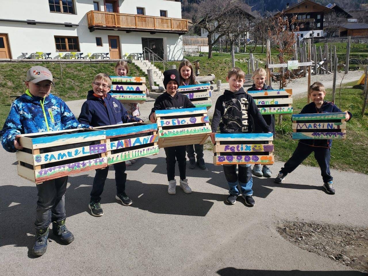 Jedes Kind gestaltet seine eigene Kiste. Foto: Gemeinde Virgen