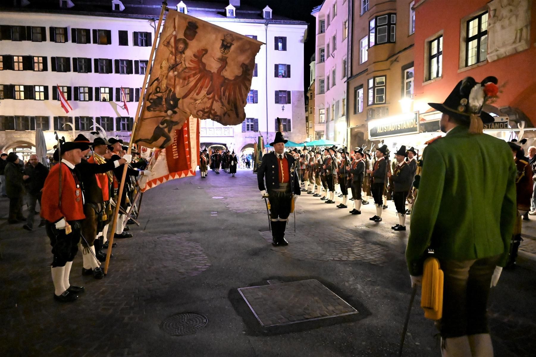 Angetretene Formationen vor dem Goldenen Dachl im Gedenken an Kaiser Maximilian I. und den bevorstehenden Nationalfeiertag