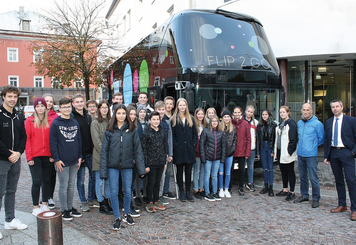 FLiP2Go Bus auf Besuch bei der Lienzer Sparkasse