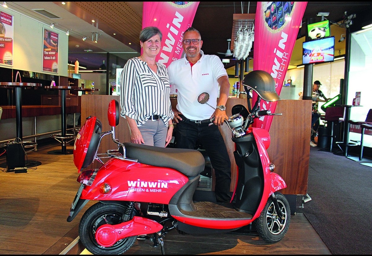 Gl&uuml;ckliche Gewinnerin des WINWIN E-Mopeds
