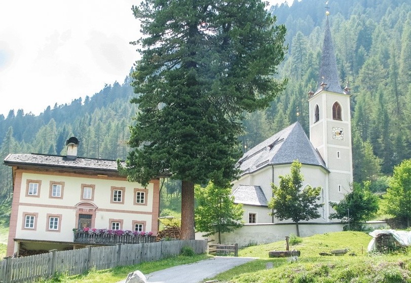 Gro&szlig;es Werk &uuml;ber Osttirols Kirchen und Kapellen