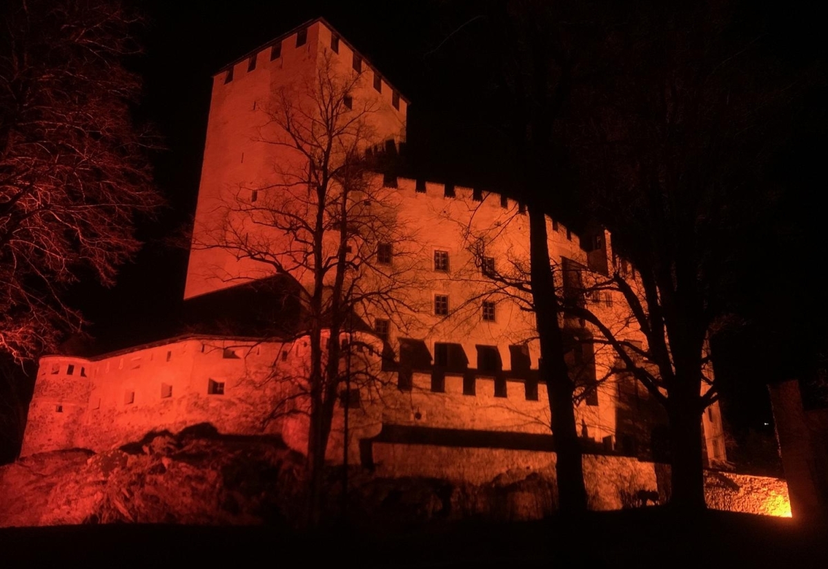 Frauenzentrum hisst Fahnen gegen Gewalt an Frauen