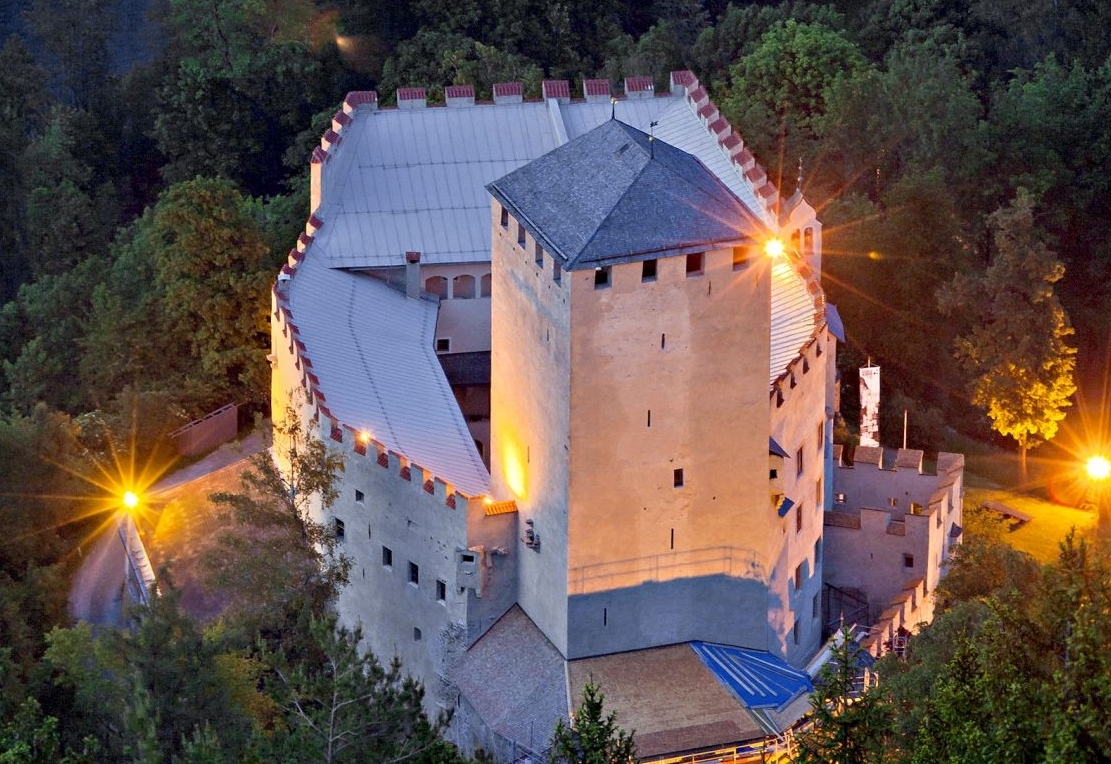 Schloss Bruck: Gemeinderat beschlie&szlig;t Dachsanierung 