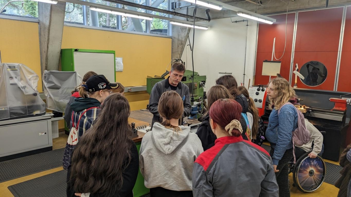 Sch&uuml;lerinnen entdecken Handwerk und Technik