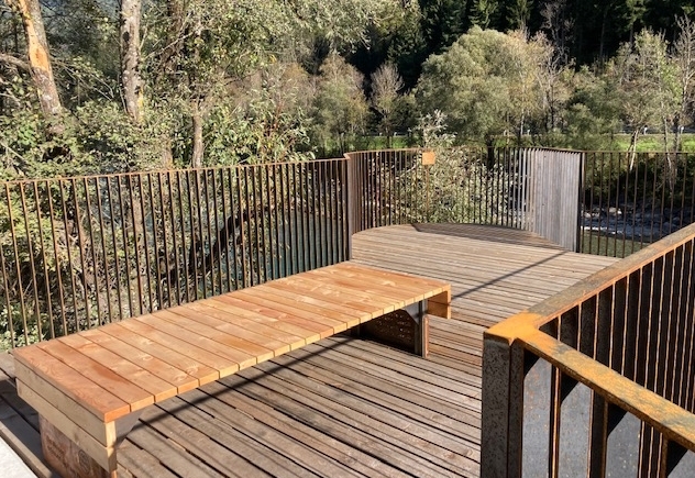 Plattform am Iseltrail zum Rasten, Wassertanken und Schauen