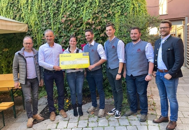 Jungbauern pflanzen B&auml;ume f&uuml;r einen guten Zweck