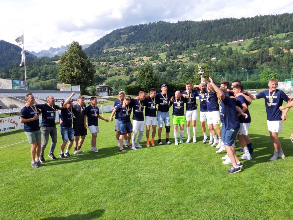 FC D&ouml;lsach steigt auf: Jubel bei Meisterfeier 