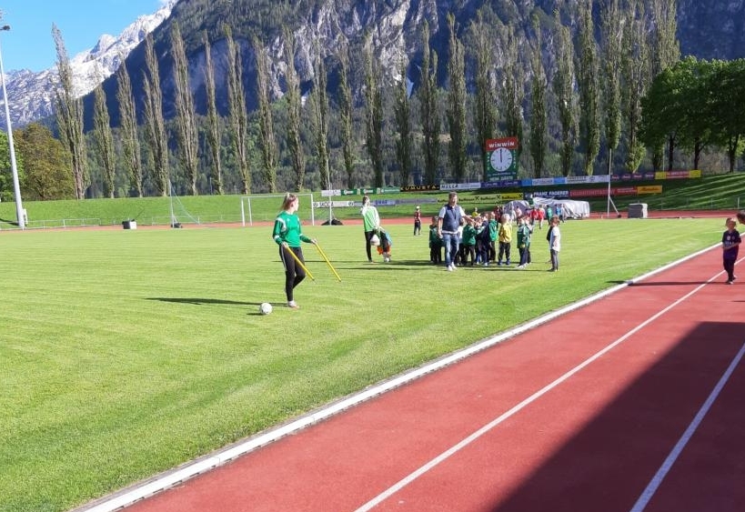 Bewegungshungrige Kinder &bdquo;st&uuml;rmen&ldquo; das Stadion