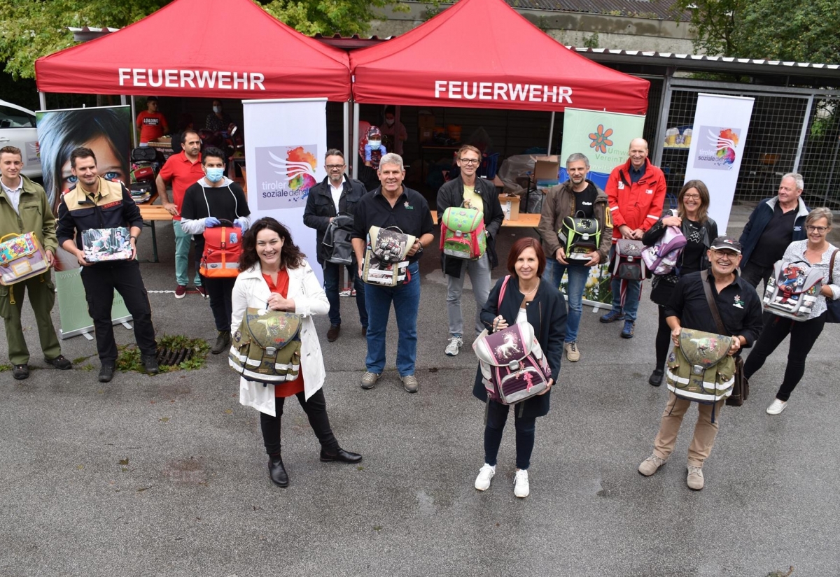 Rund 600 Schultaschen f&uuml;r bed&uuml;rftige Kinder gesammelt