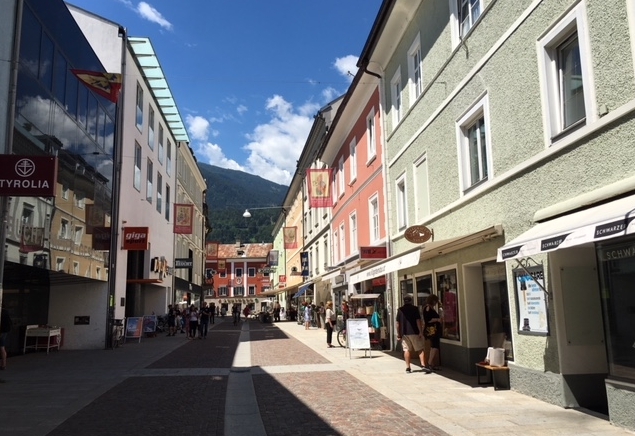 An langen Donnerstagen in Lienz flanieren und shoppen