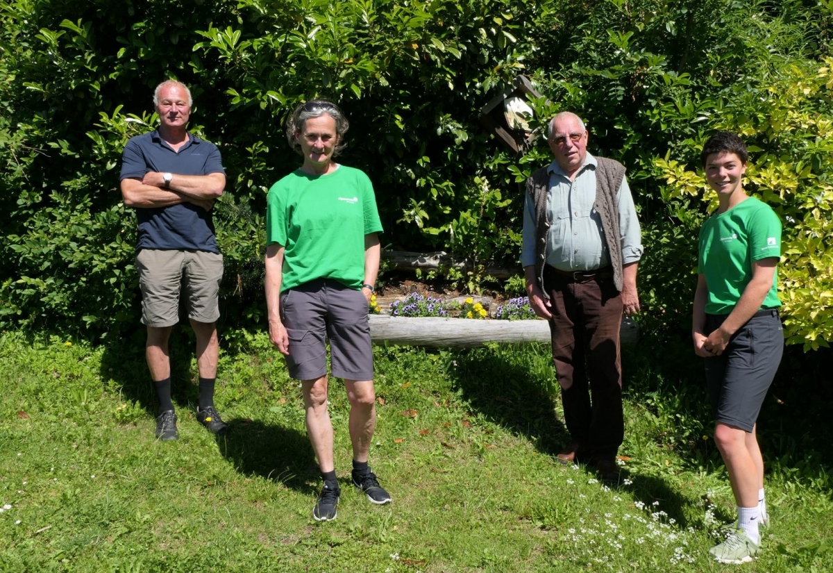 F&uuml;nf Freiwillige arbeiten auf der Umweltbaustelle im Debanttal 