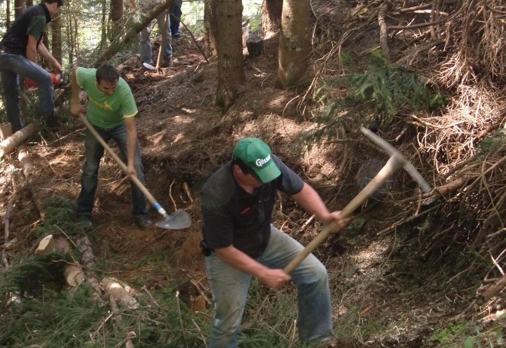 Jungbauernschaft r&auml;umt heimische Wanderwege auf