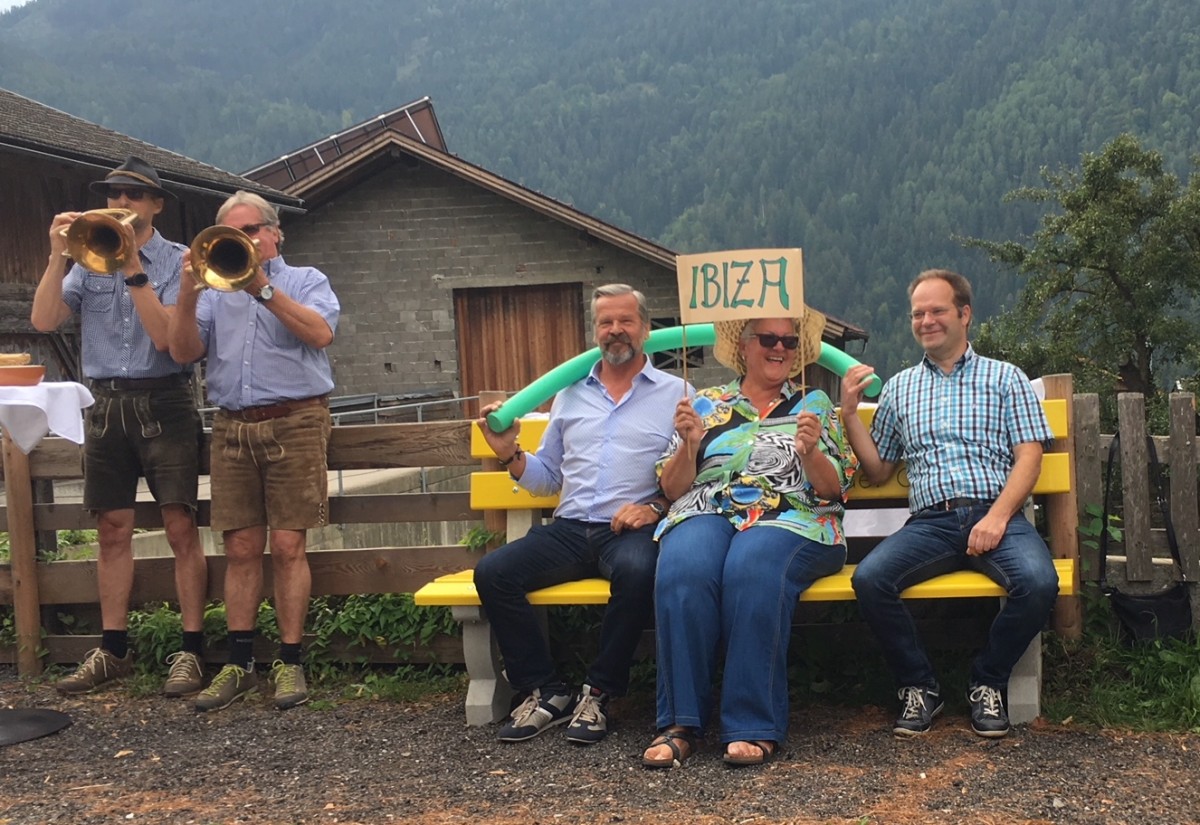 Oberlienz setzt (sich) auf gelbe B&auml;nke