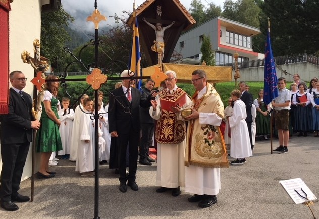 Gaimberger Kirchturmkreuz strahlt wie neu