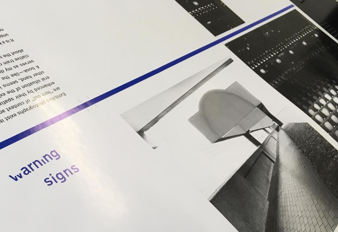 Zita Oberwalder pr&auml;sentiert ihre &bdquo;warning signs&ldquo; 