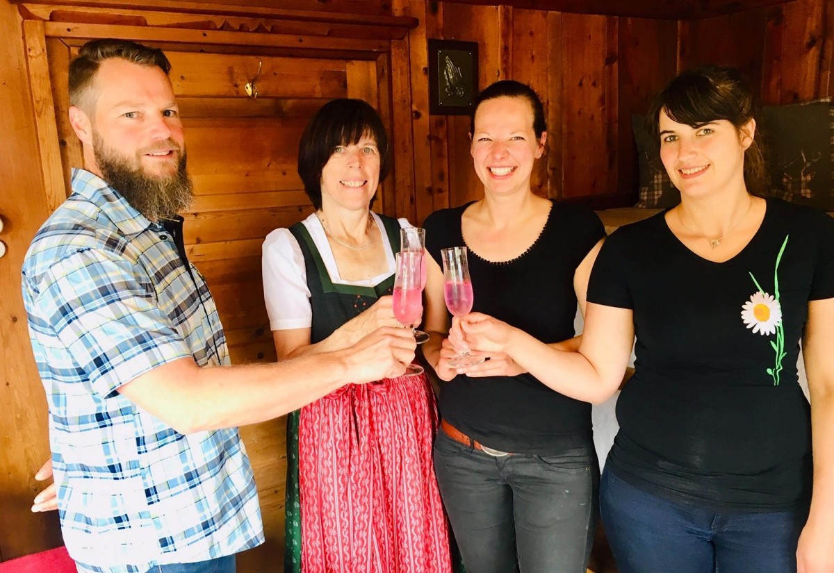 Kochl&ouml;ffel&uuml;bergabe im Strumerhof