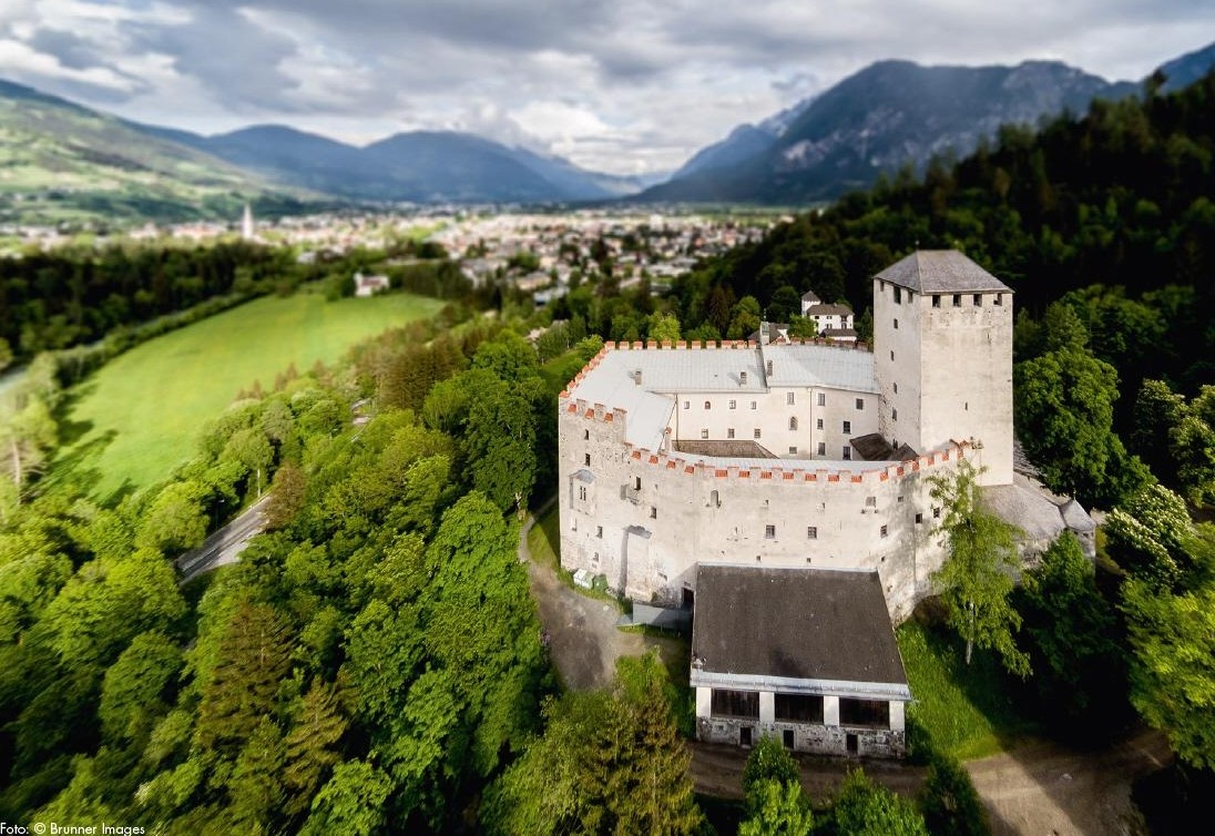 Wie ist die neue Ausstellung auf Schloss Bruck?