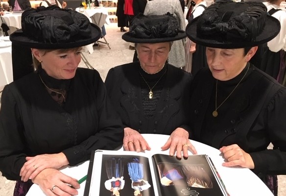 Im druckfrischen Buch &bdquo;Die Trachten Tirols&ldquo; sind auch Osttiroler Trachten stark vertreten