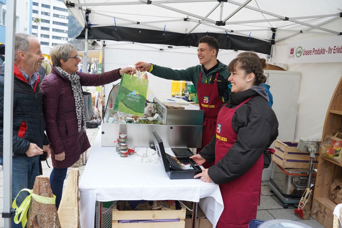 Direktvermarktung: LLA Sch&uuml;ler wieder auf dem Stadtmarkt
