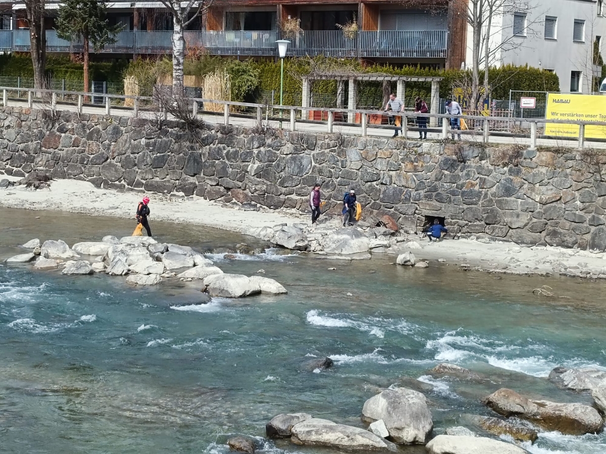 Eine Tonne M&uuml;ll aus Drau und Isel geholt
