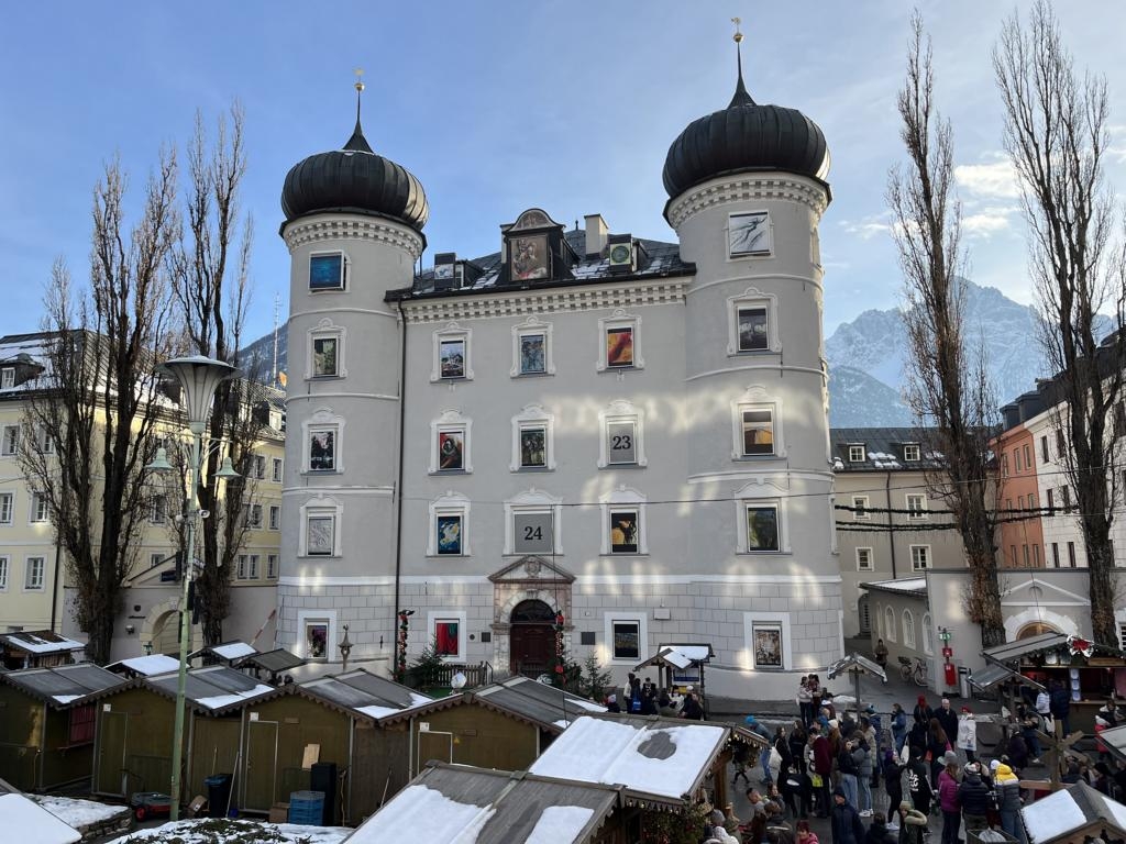 Round Table pr&auml;sentiert Originale des Kunstadventkalenders