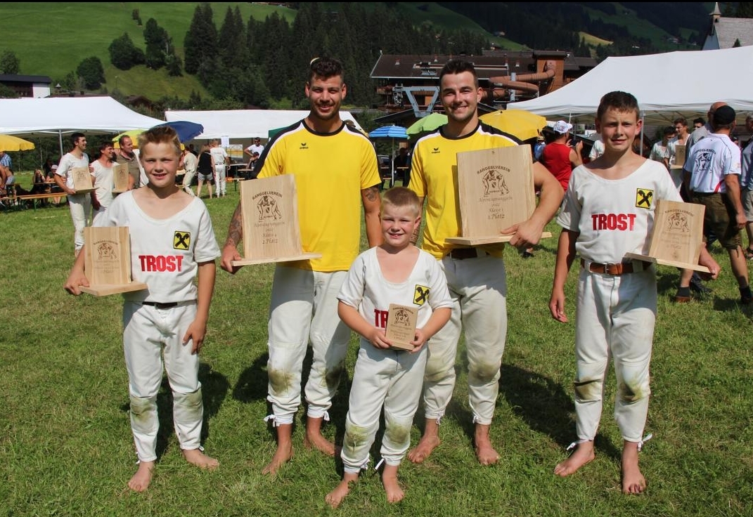 Osttiroler Ranggler trotzten der Hitze in Alpbach