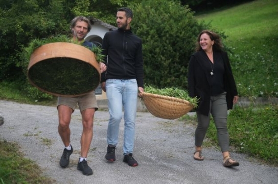 Manu Delago besucht Hanf-Bauern in Osttirol
