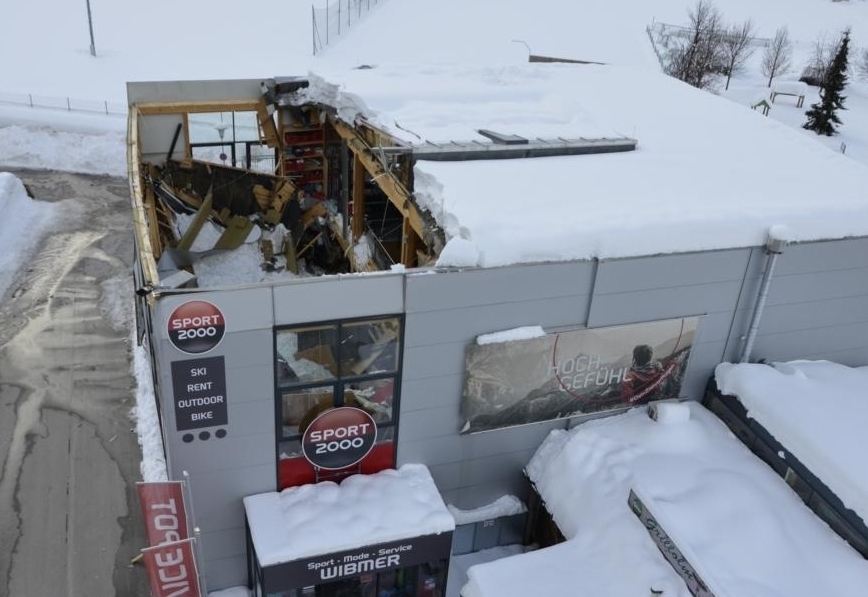 Dach des Matreier Sportgesch&auml;ftes komplett eingest&uuml;rzt