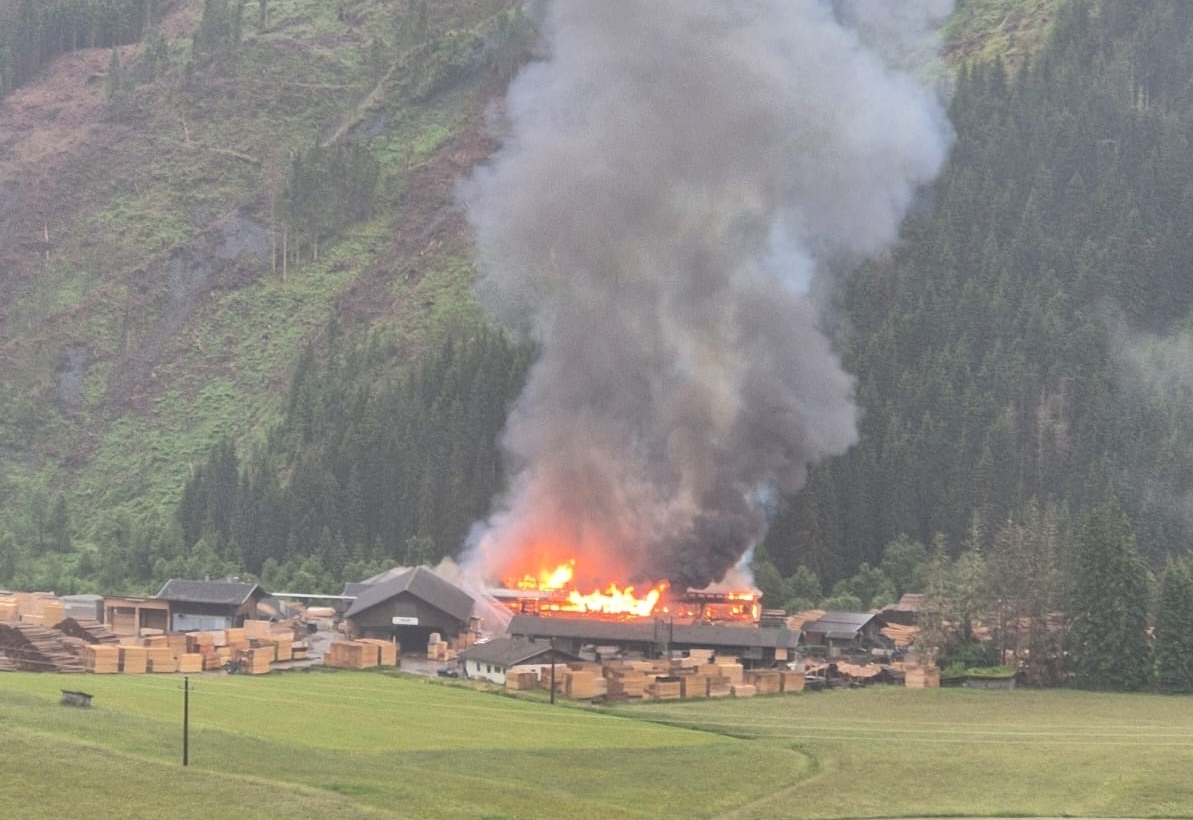 Feuerwehren bei Gro&szlig;brand in Obertilliach im Einsatz