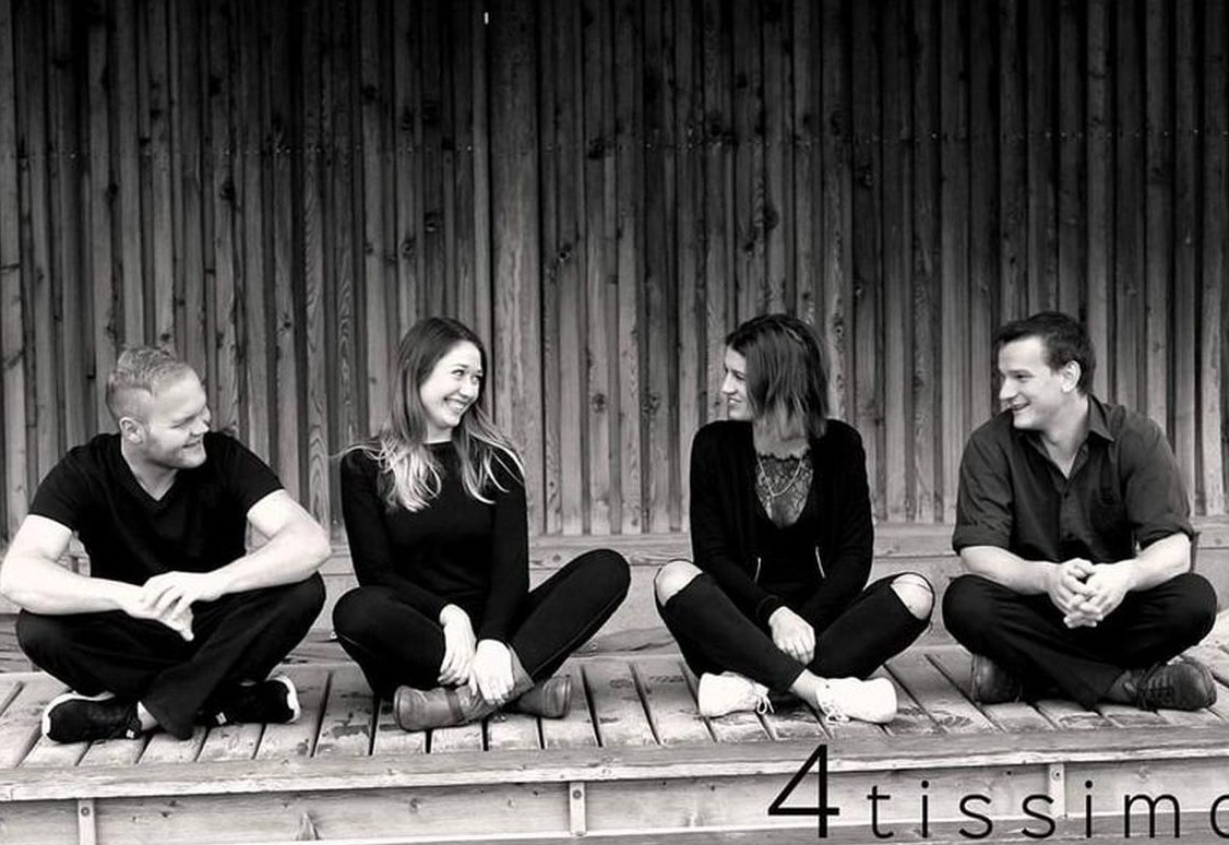 Ein Quartett tritt von der gro&szlig;en B&uuml;hne ab