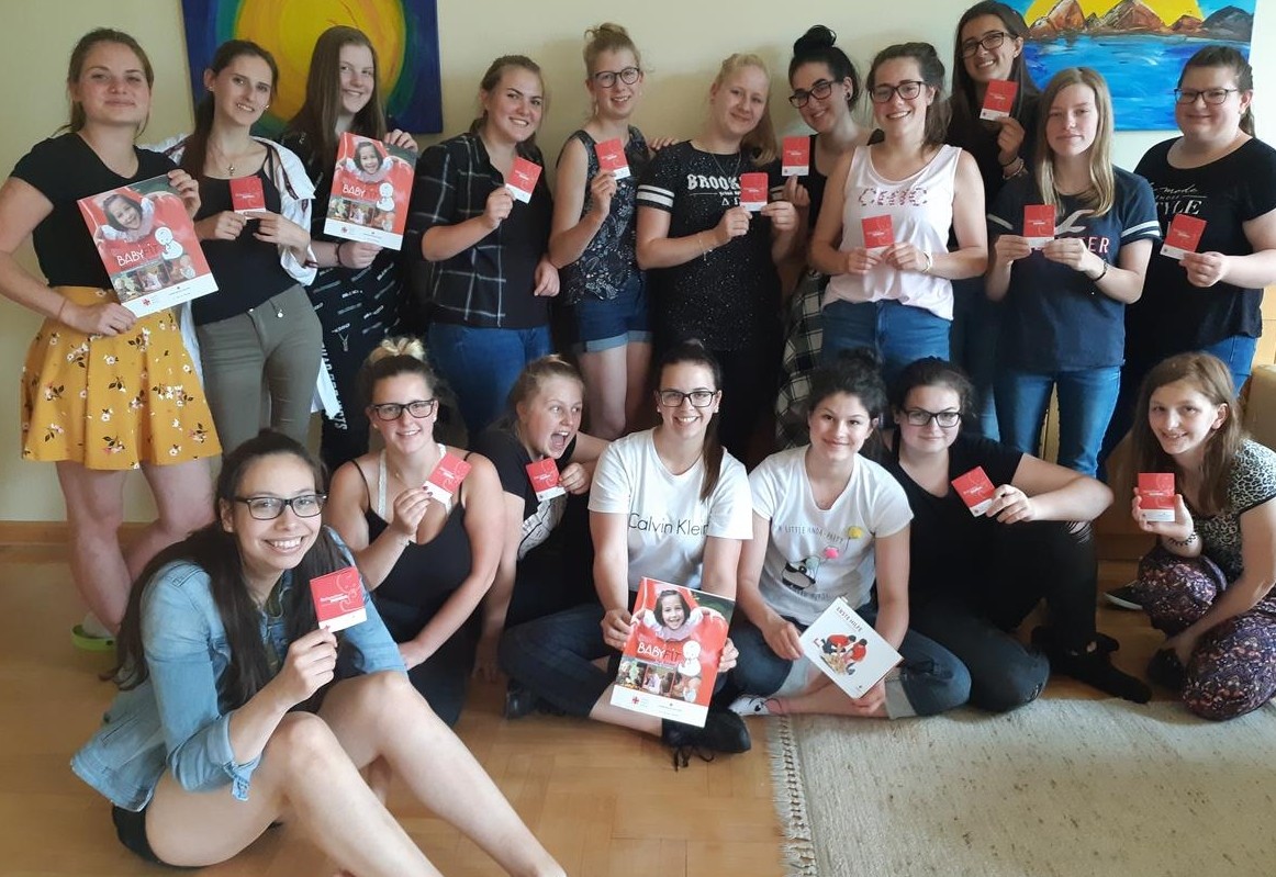 Drauhofner Sch&uuml;lerinnen sind &bdquo;Pflege- und Babyfit&ldquo; 