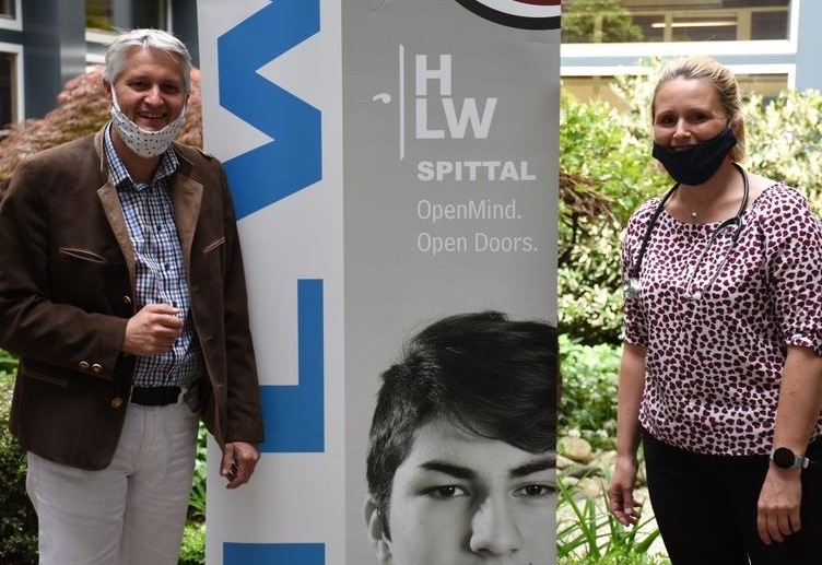 HLW Team begr&uuml;&szlig;t neue Schul&auml;rztin 